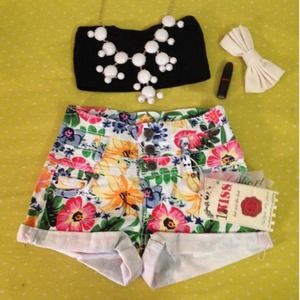🎉🎉 HP 🎉🎉 NWT High waisted floral denim shorts
