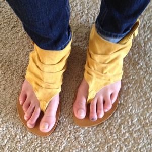 2 pairs of thong sandals