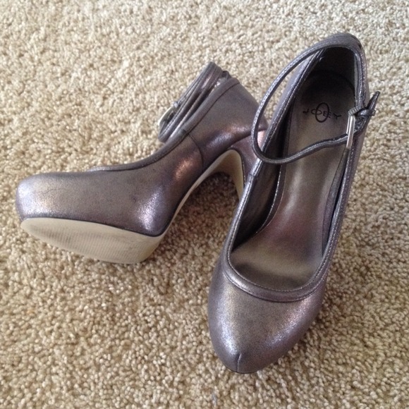 Brown metallic pump. - Picture 2 of 3