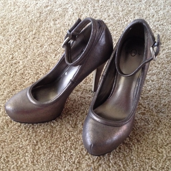 Brown metallic pump. - Picture 3 of 3