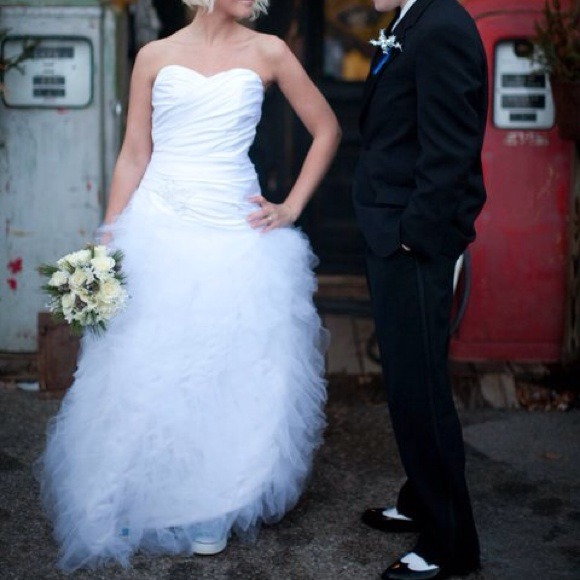 Sweetheart feather wedding dress