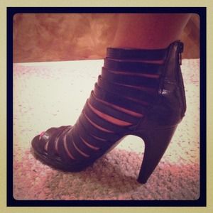 REDUCED- Nine West black gladiator sandals