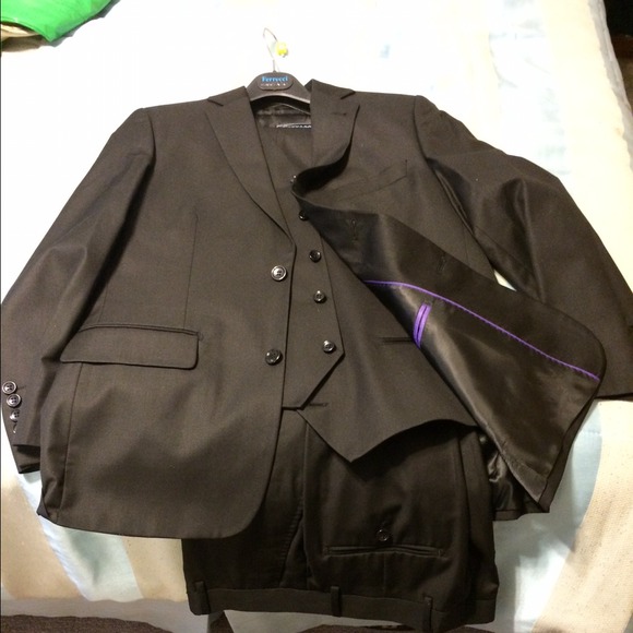 Boys Italian suit. Worn once. Brand new.