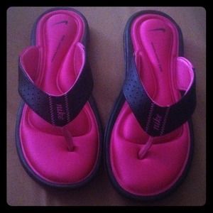 Super cute Nike flip flops