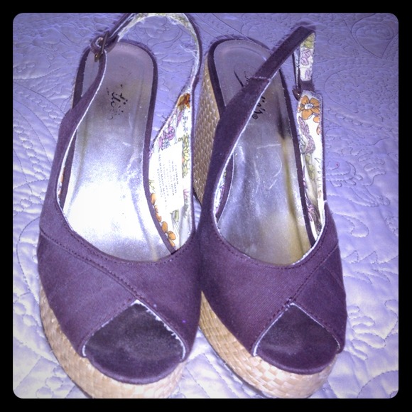 Size 7 1/2 Candies wedge shoes. Only used twice💗