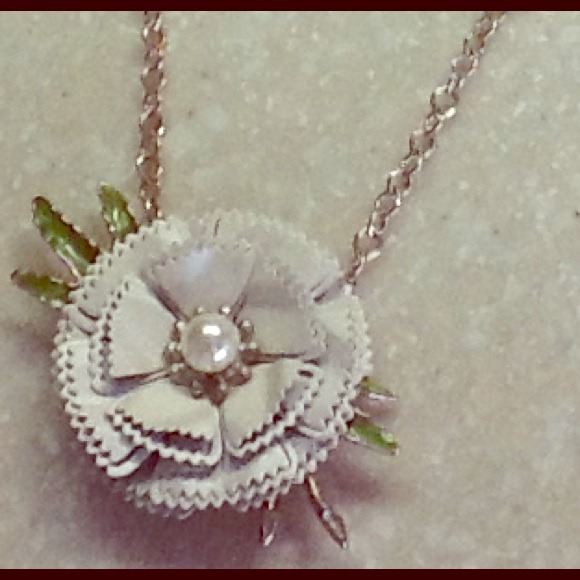 Fun metal flower necklace