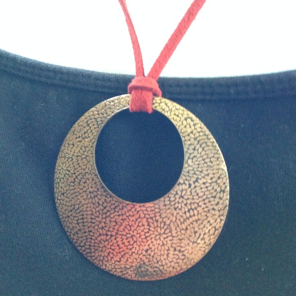 Vintage Look Bold Copper & Red Leather Necklace - Picture 2 of 2