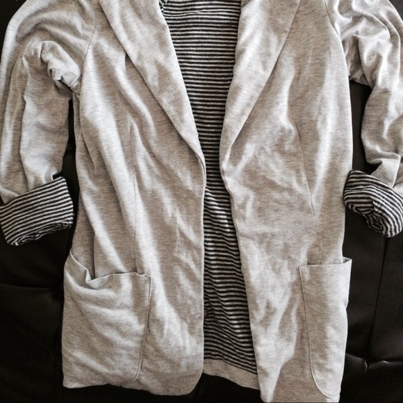 SOLD LOCALLY.-- Guess blazer - Picture 4 of 4