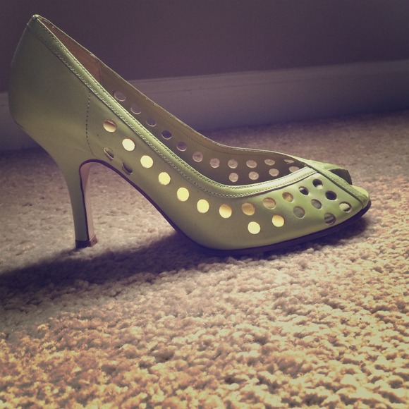 Peep-toe pump