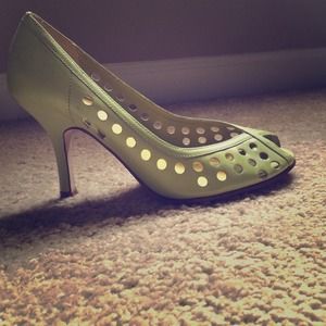 Peep-toe pump