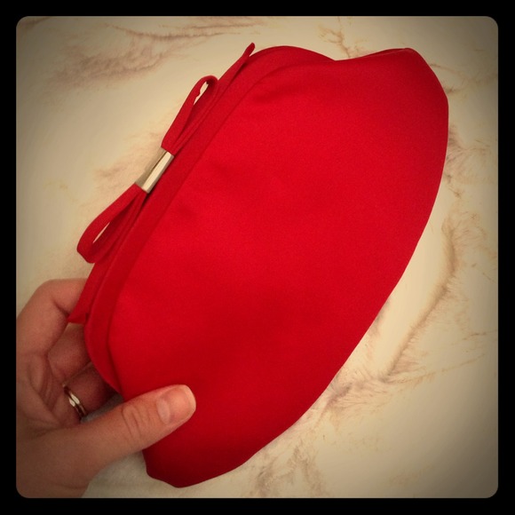 ❤️NEWLY REDUCED❤️La Regala Red Clutch