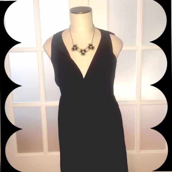 🎉30% off bundles🎉Black bubble bottom vneck dress