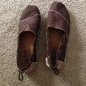 Brown and plaid Bobs