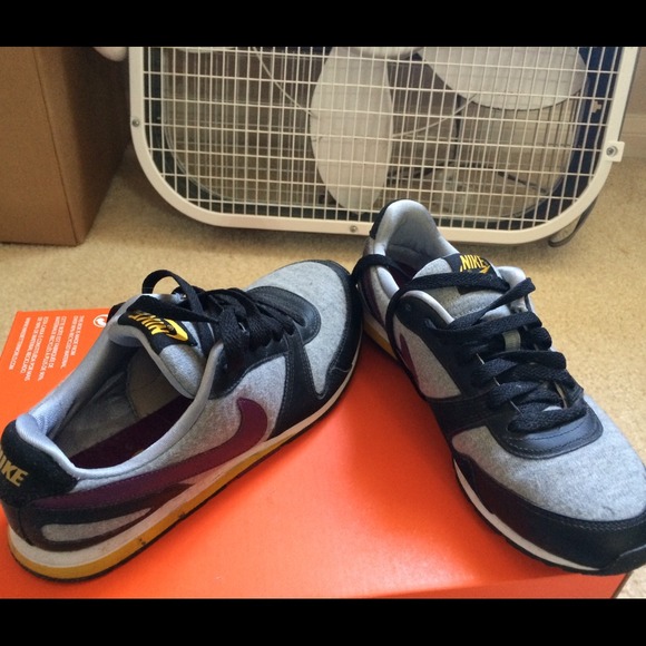 Nike Shoe - Picture 2 of 4