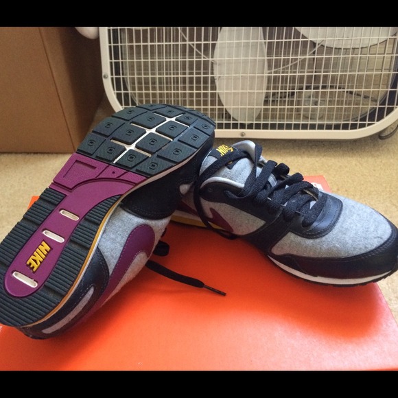 Nike Shoe - Picture 3 of 4