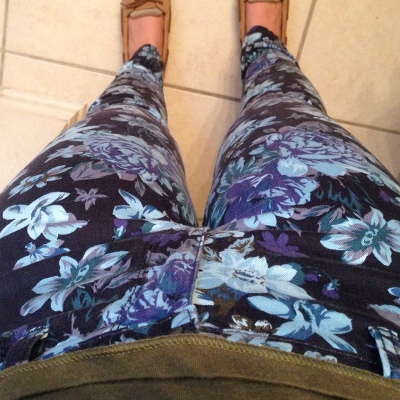 *SALE* Else for Macy's skinnies w blue flowers - Picture 3 of 4