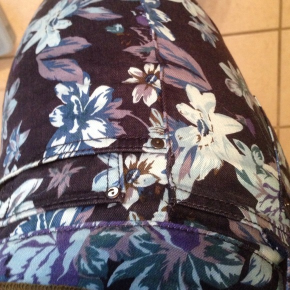 *SALE* Else for Macy's skinnies w blue flowers - Picture 4 of 4