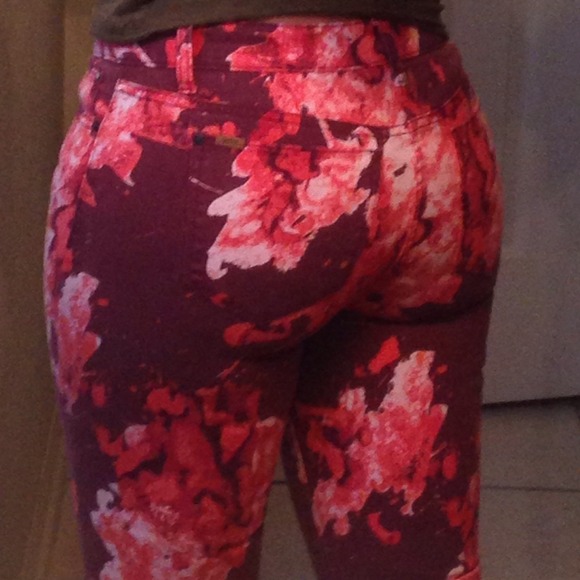 *SALE* Else for Macy's red skinnies w pink flowers - Picture 2 of 4