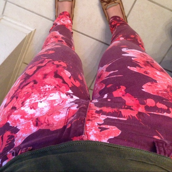 *SALE* Else for Macy's red skinnies w pink flowers - Picture 3 of 4