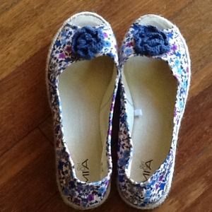 Girl Mia shoes from Spain worth 25€ or around $47