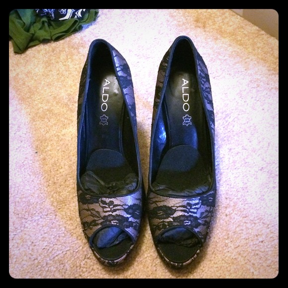 Peep toe pumps