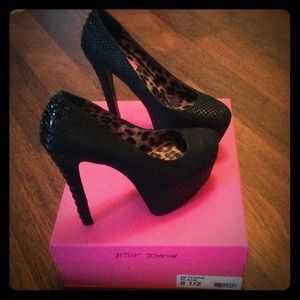 ❤️SOLD❤️NWT Betsey Johnson 7.5 snake skin pumps💘