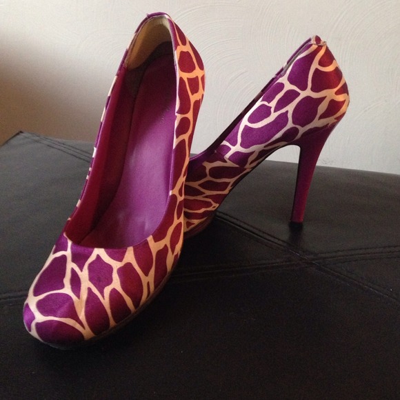 Purple giraffe platform pumps