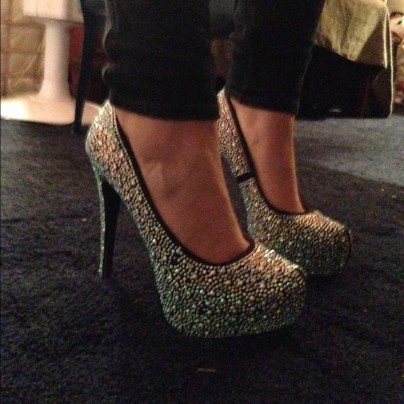 GORGEOUS Rhinestone Covered Pumps - Picture 2 of 4