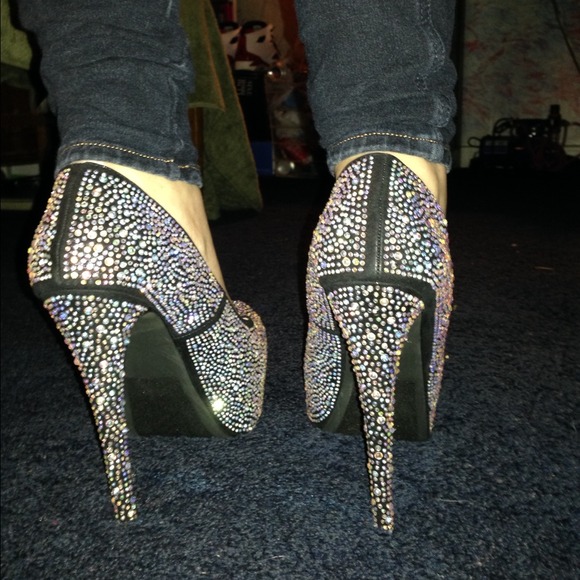 GORGEOUS Rhinestone Covered Pumps - Picture 4 of 4