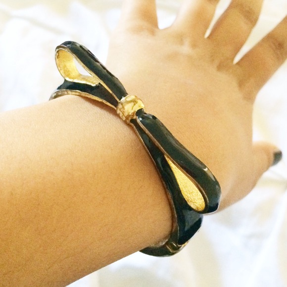 Jewelry - ✨Black & gold bow bangle!