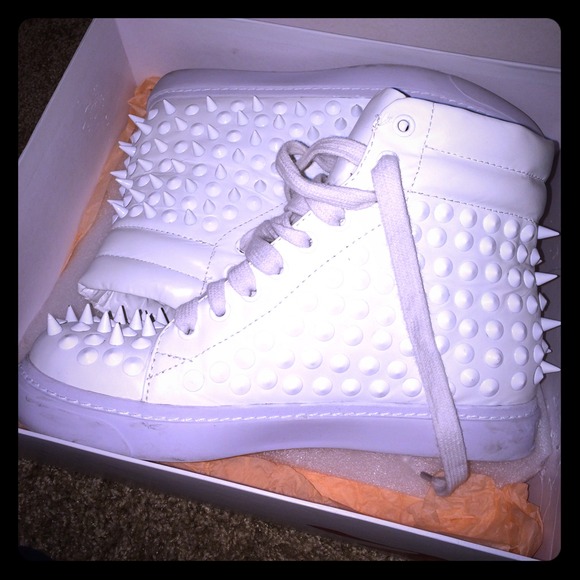SOLD Jeffrey Cambpell Spike sneaker