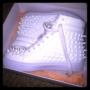 SOLD Jeffrey Cambpell Spike sneaker