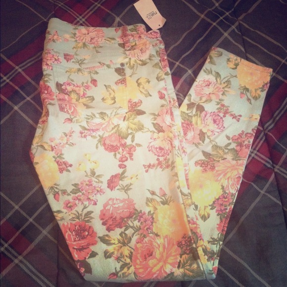 ⛔️sold⛔️NWT Floral Skinny Jeans