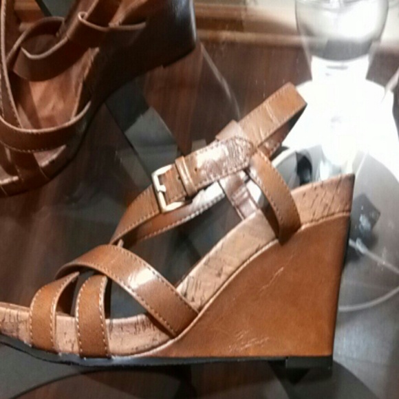 New never worn sandals - Picture 2 of 3
