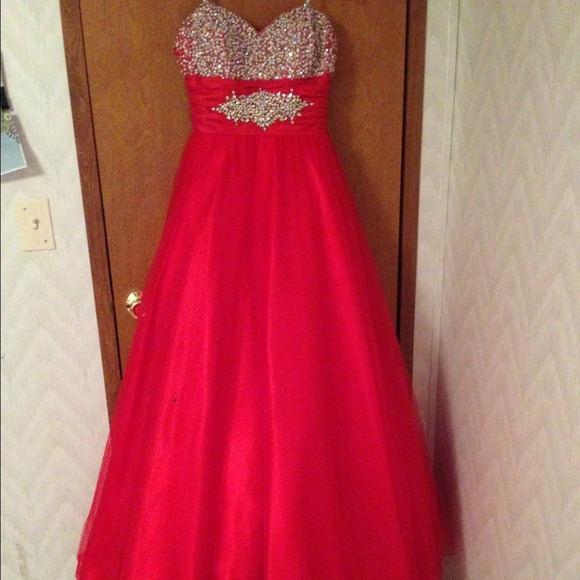Red Ball Room Gown 💥💥💥💥💥💥 REDUCED💥💥💥💥💥