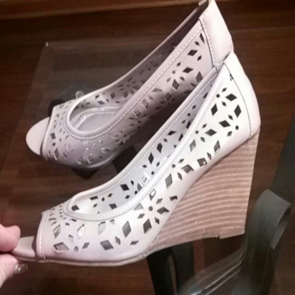 Super cute laser cut shoes👠