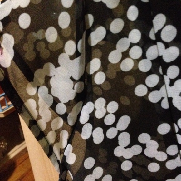 Banana Republic Blck/White Polka-dot Faux Wrap top - Picture 3 of 4