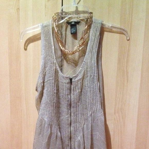 Nude slvls sheer low-high top w/ frnt zipp detail