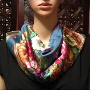 Authentic Gucci scarf. 100% silk. Made in Italy.