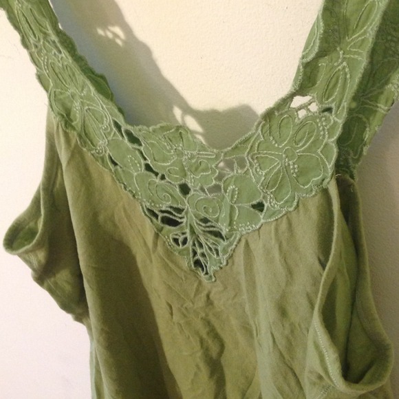 Green Detailed Tank - Picture 2 of 4