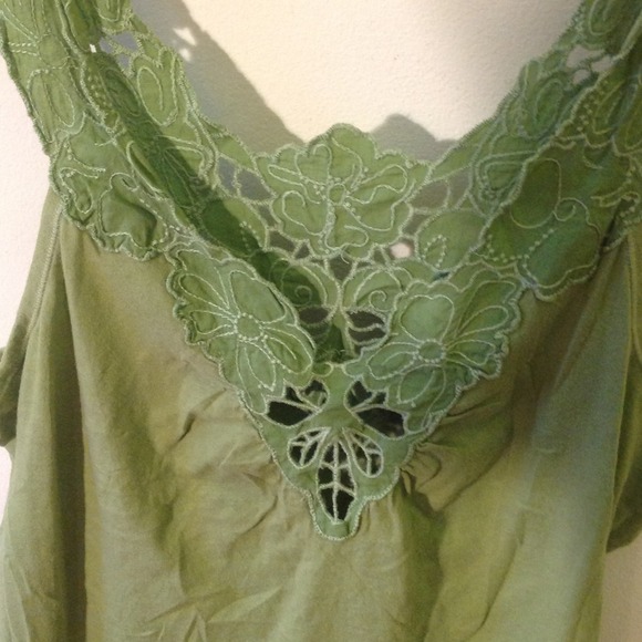 Green Detailed Tank - Picture 3 of 4