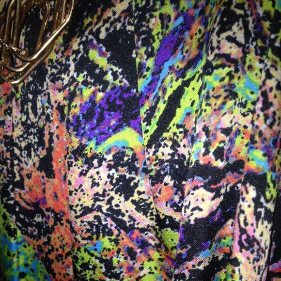 Sleeveless multi-colored patterned Top. - Picture 3 of 3