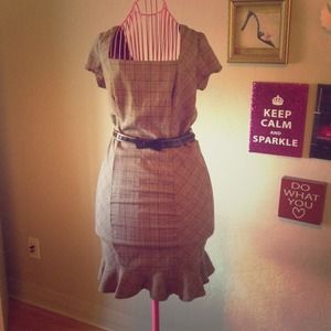 Adorable fitted Dress with ruffle and belt