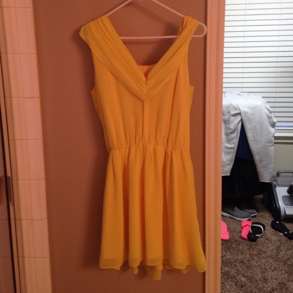 Yellow dress - Picture 2 of 2