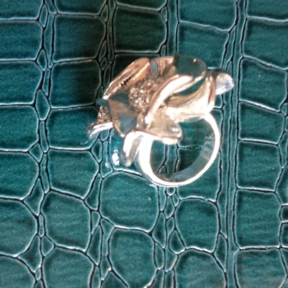 Flower Ring - Picture 3 of 4