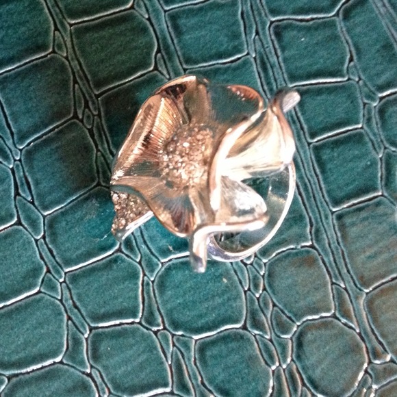 Flower Ring - Picture 4 of 4