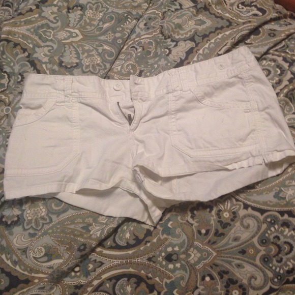Size 4 white American Eagle shorts