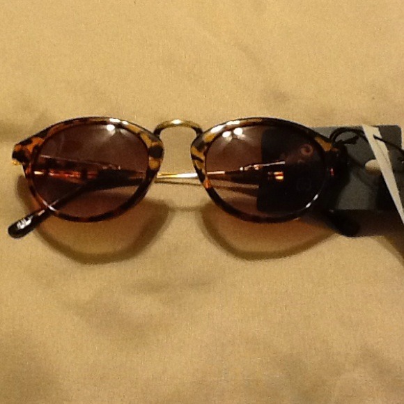 H&M. Leopard print sunglasses - Picture 1 of 2
