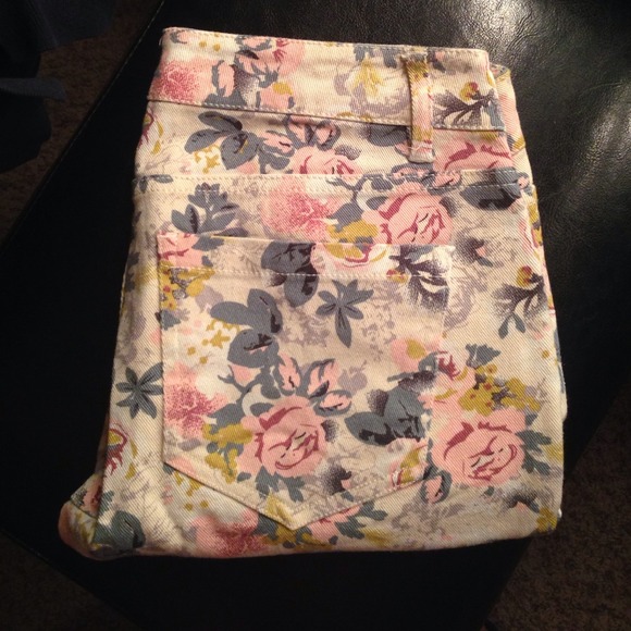 ❌sold❌ Floral Skinny Jeans size 26