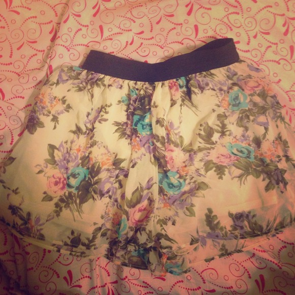 🌺🌸Super cute high rise floral print shorts 🌺🌸